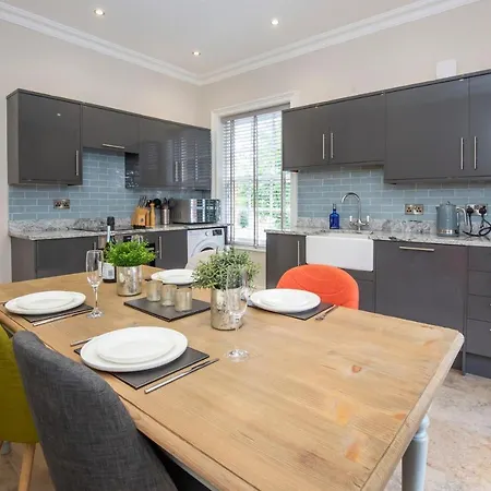 George Street Boutique With Free Parking * Йорк