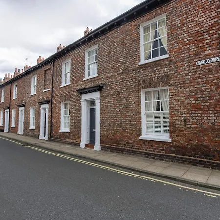 George Street Boutique With Free Parking Йорк