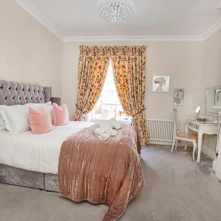 George Street Boutique With Free Parking *