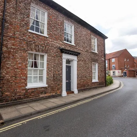 George Street Boutique With Free Parking *