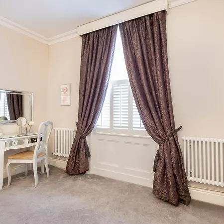 George Street Boutique With Free Parking *