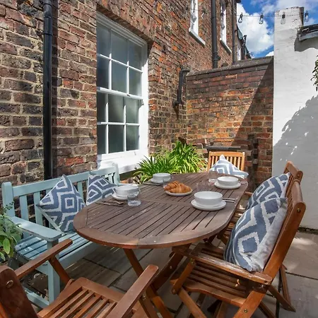 George Street Boutique With Free Parking *