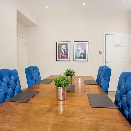 George Street Boutique With Free Parking *